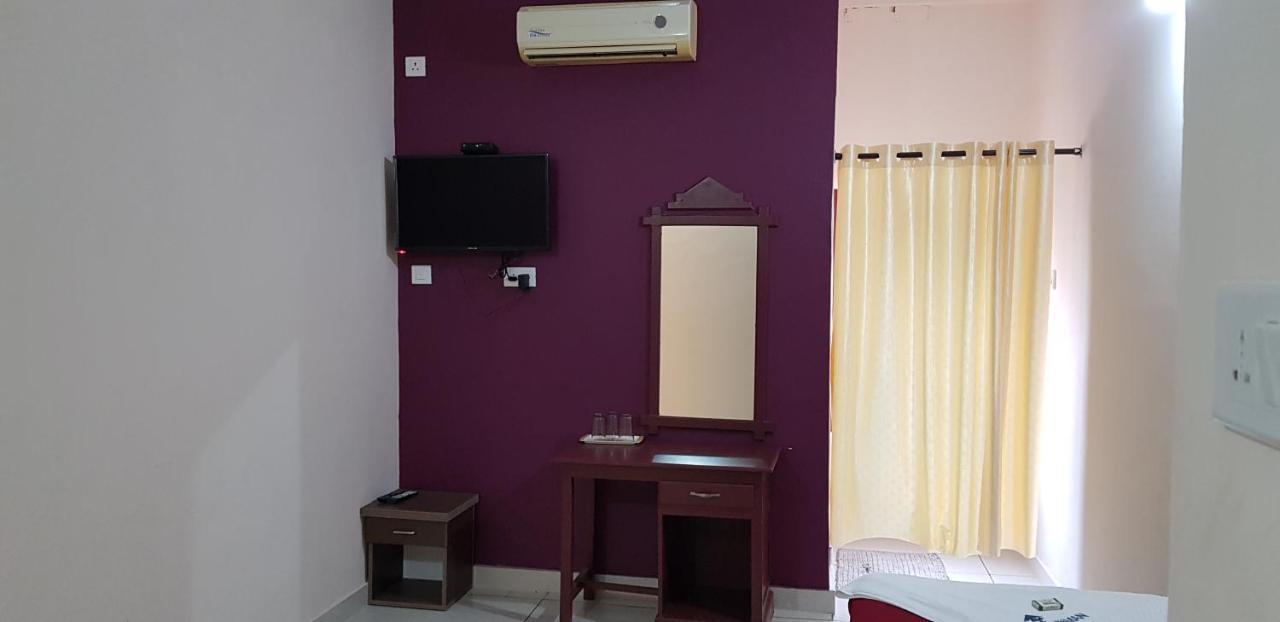 Hotel Nuhman Kondotty Екстериор снимка